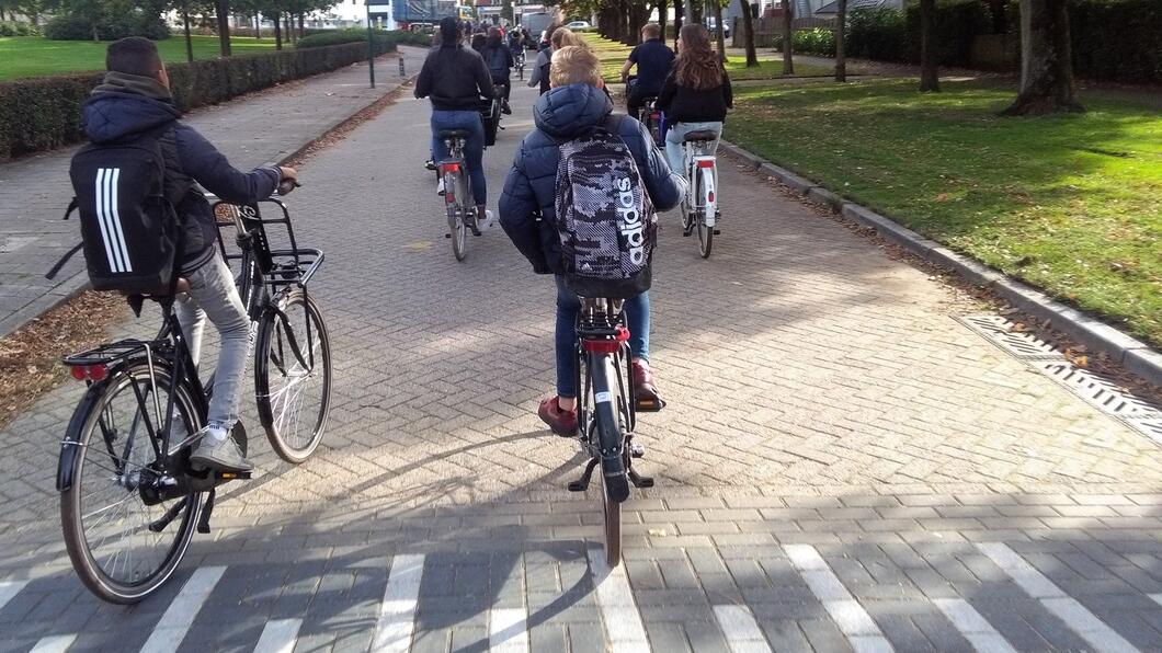 Fietsende jongeren 2